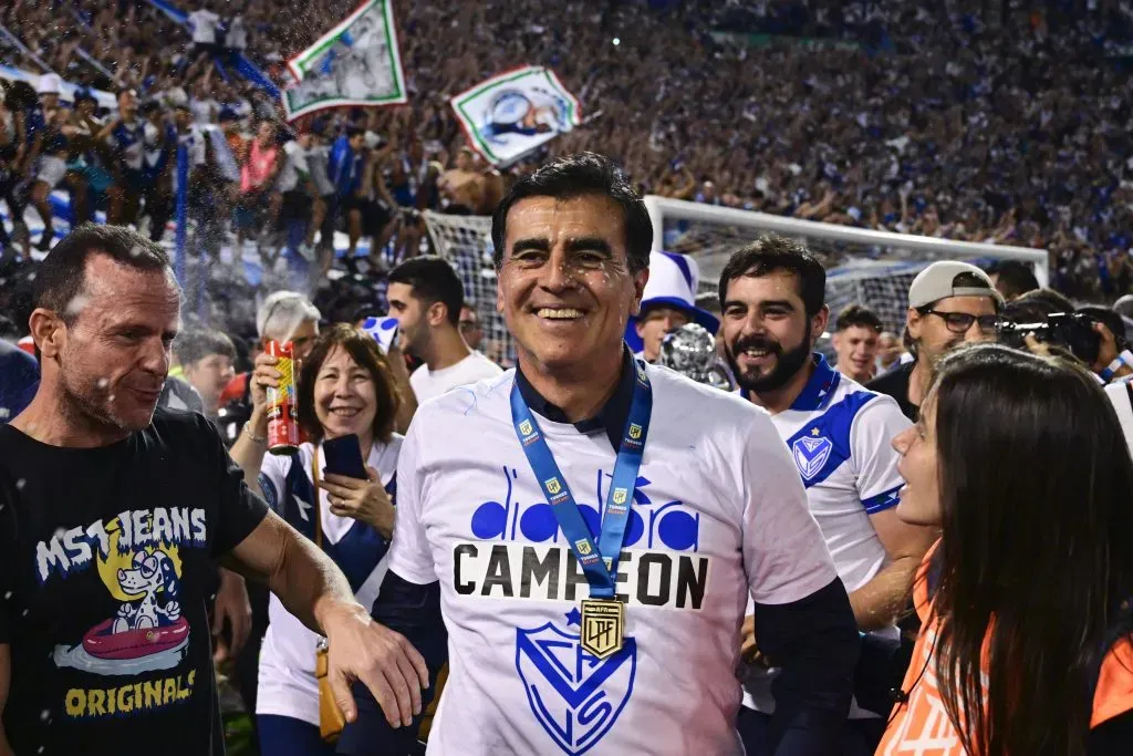 BUENOS AIRES, ARGENTINA – DECEMBER 15: Gustavo Quinteros, Head Coach of Velez Sarsfield, celebrates with winner’s medal after the Liga Profesional 2024 match between Velez Sarsfield and Huracan at Jose Amalfitani Stadium on December 15, 2024 in Buenos Aires, Argentina. (Photo by Rodrigo Valle/Getty Images)