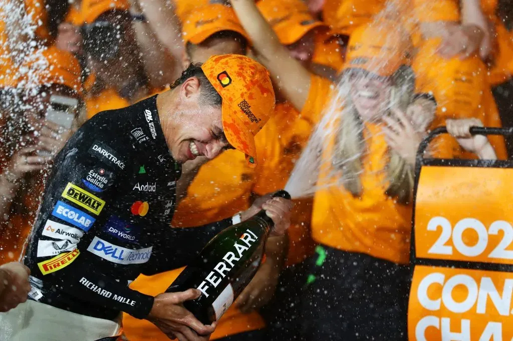 ABU DHABI, EMIRATOS ÁRABES UNIDOS – 8 de diciembre ed 2024: Lando Norris y el equipo McLaren celebran la victoria en el Campeonato de Constructores de F1 2024 (Getty Images).