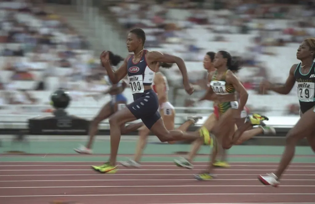 ATENAS, GRECIA – 1997: Marion Jones lidera la prueba de 100 metros lisos en la segunda vuelta de los Campeonatos del Mundo (Getty Images).