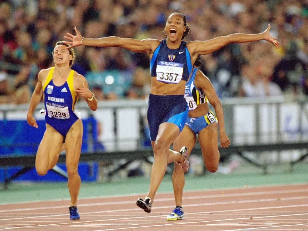 SYDNEY, AUSTRALIA – 2000: Marion Jones gana la final femenina de los 100 metros lisos de los Juegos Olímpicos (Getty Images).