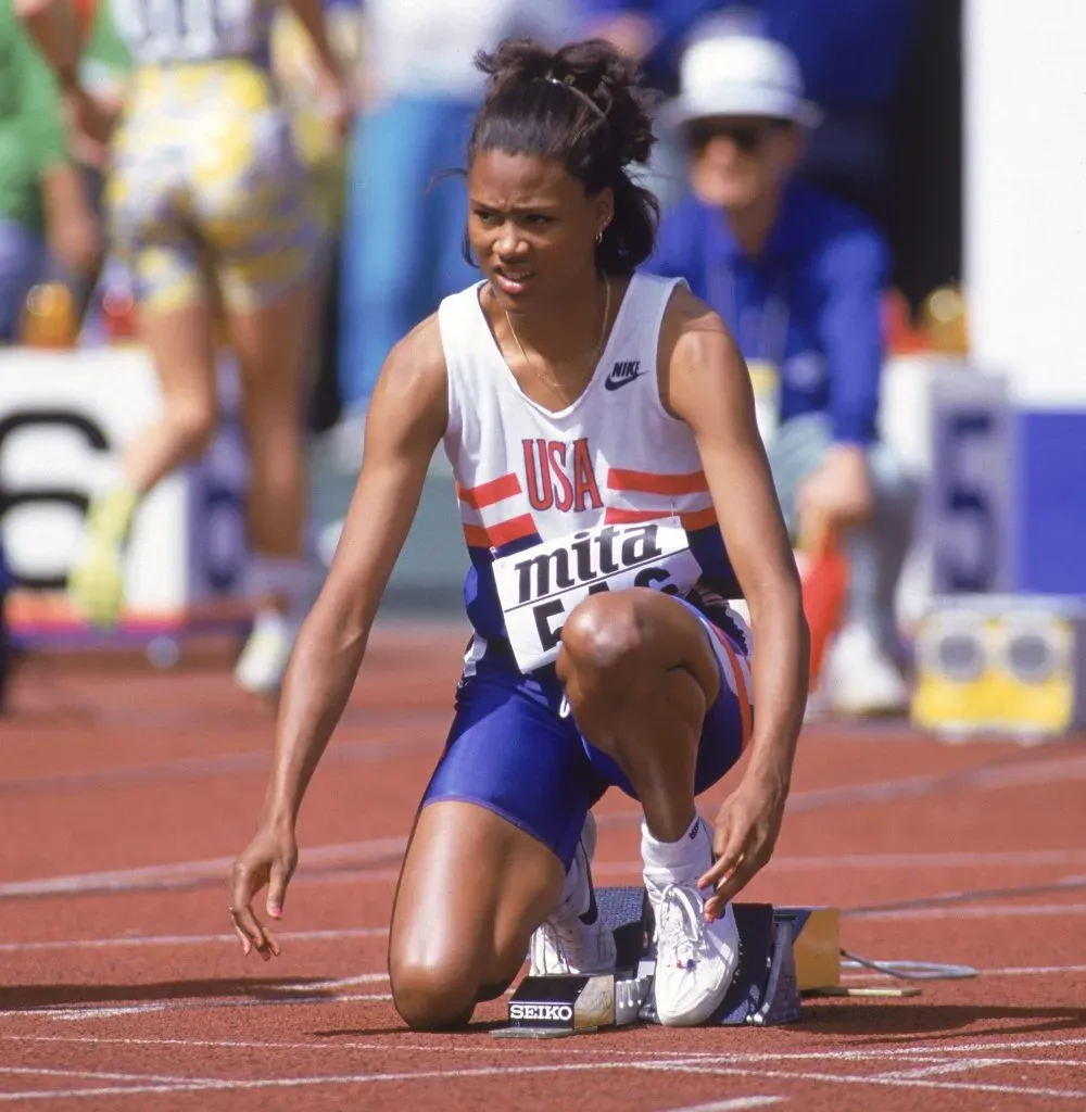 SEÚL, COREA – 1992: Marion Jones se prepara en la línea de salida del Campeonato del Mundo Junior (Getty Images)