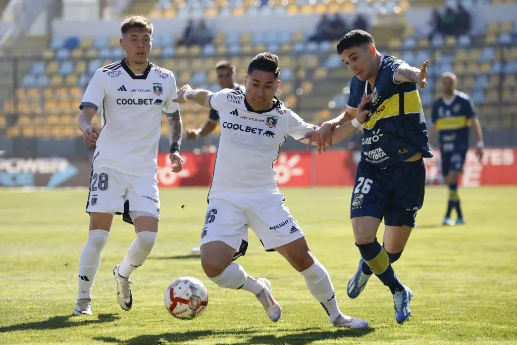 Lautaro Pastrán lucha por un balón ante Óscar Opazo. (Raul Zamora/Photosport).