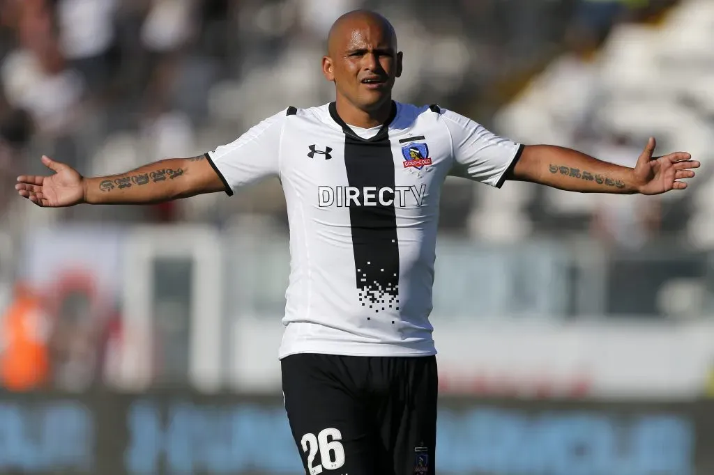 Humberto Suazo jugando por Colo Colo. Foto: Andres Pina/Photosport