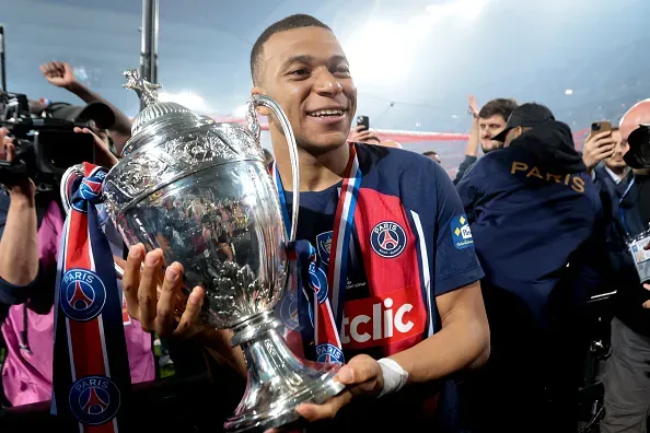 Kylian Mbappé celebra la victoria tras la final de la Copa de Francia entre el Olympique Lyonnais y el PSG, el 25 de mayo de 2024 | Getty