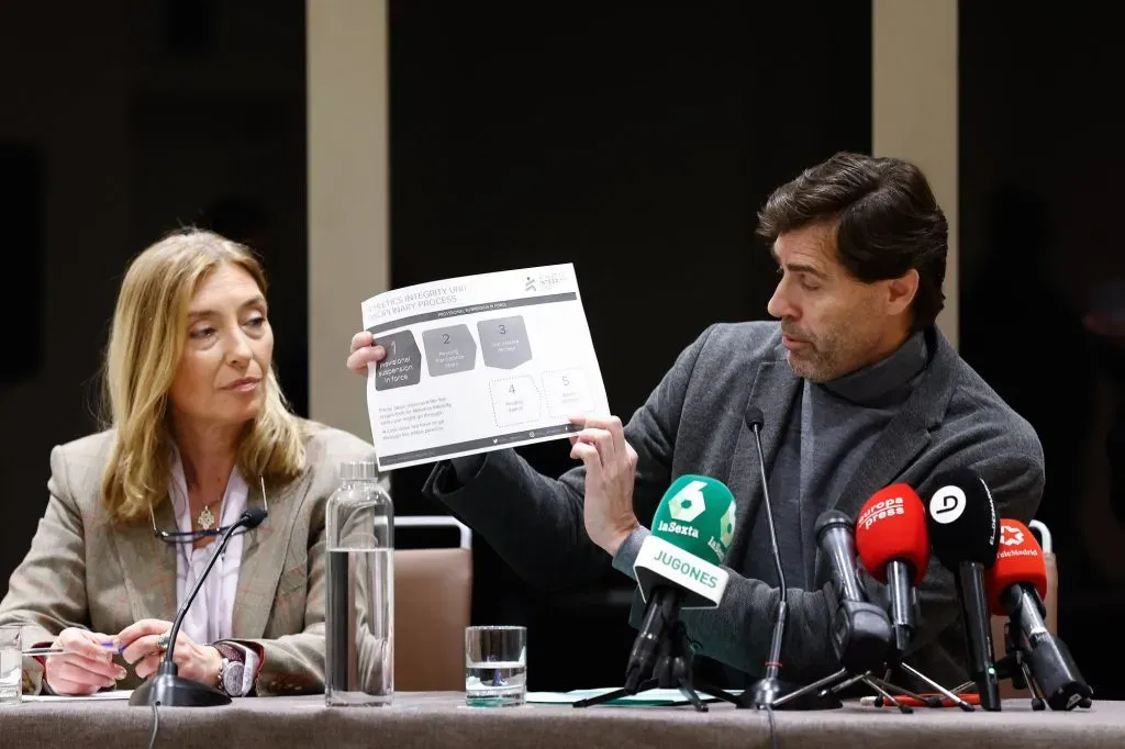 Raúl Chapado, Presidente de la RFEA, en una rueda de prensa tras el primer anuncio de la suspensión de Mohamed Katir 8 de febrero de 2024 (Getty Images).