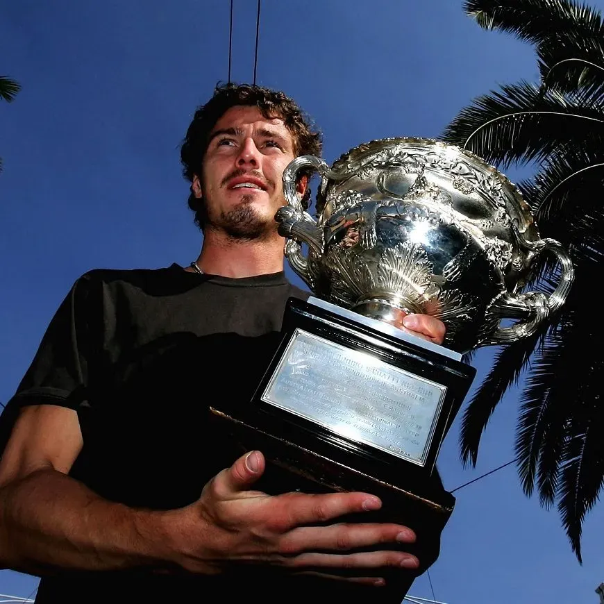 Marat Safi con el trofeo de ganador del Grand Slam del Abierto de Australia (Getty Images)