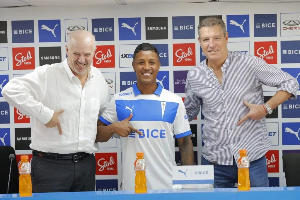 El gesto típico de la Franja de Jhohan Valencia junto a Juan Tagle y José María Buljubasich. (Javier Torres/ Photosport).