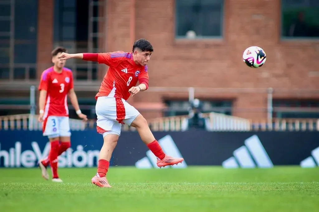 Flavio Moya en acción por la Roja Sub 20. El volante lucha por estar apto para el Sudamericano. (Foto: Carlos Parra | Comunicaciones FFCh).
