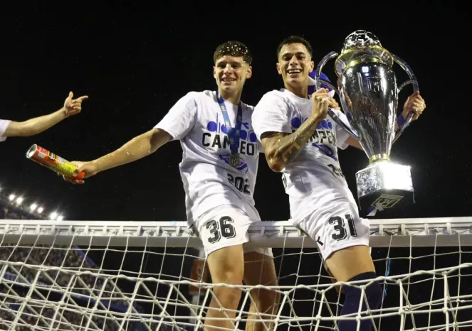 Valentín Gómez (31) y Alejandro Montoro festejan el título de Vélez. (Foto: Alejandro Pagni | Imago).