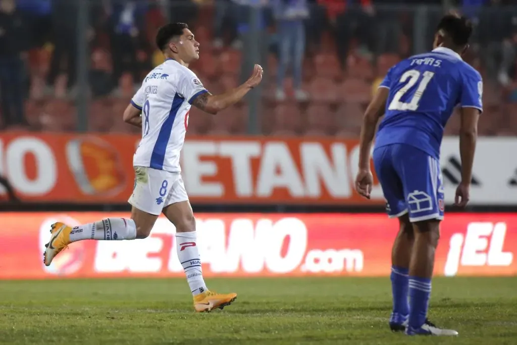 Gonzalo Montes celebra un gol que le anotó a la U de Chile con Huachipato, donde lleva tres años y medio. (Jonnathan Oyarzun/Photosport).