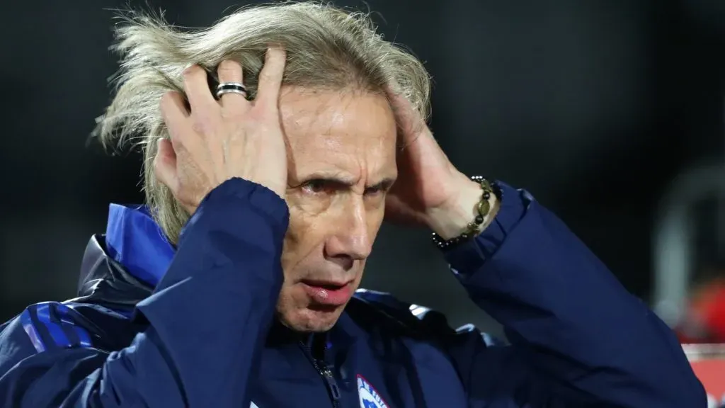 Ricardo Gareca viajó tanto a Argentina, que gastó todos los pasajes que tiene por contrato con la ANFP y Chile. Foto: Photosport.