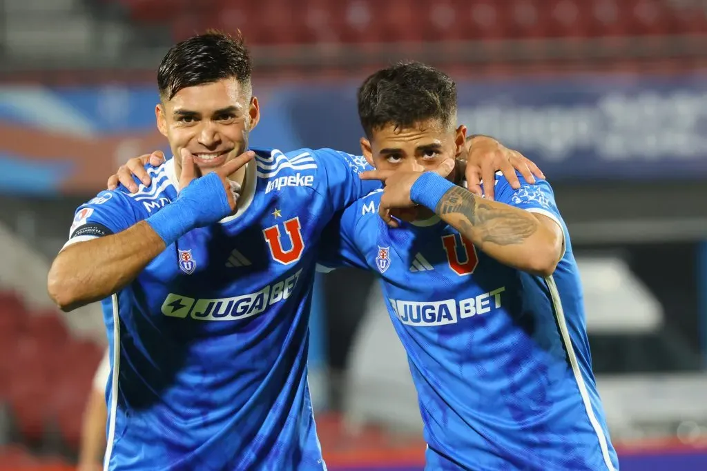Lucas Assadi celebra junto a Fabián Hormazábal, uno de los cercanos que tiene en el plantel azul. (Marcelo Hernández/Photosport).