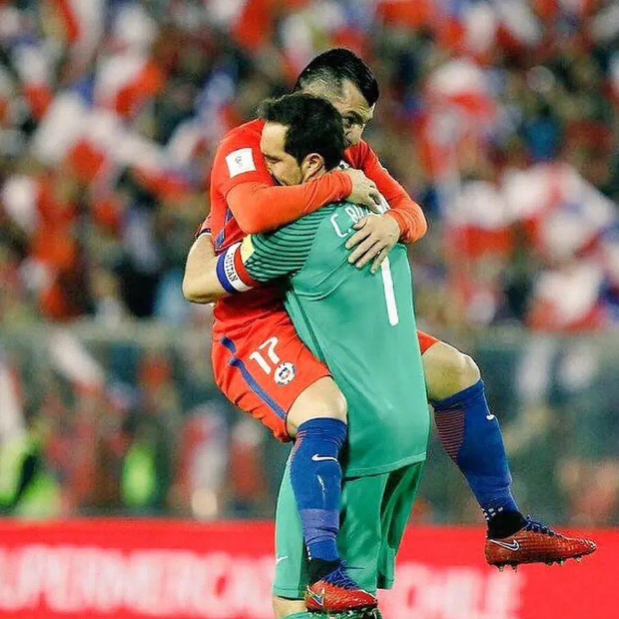Claudio Bravo celebrando con Gary Medel – Instagram @claudiobravo1