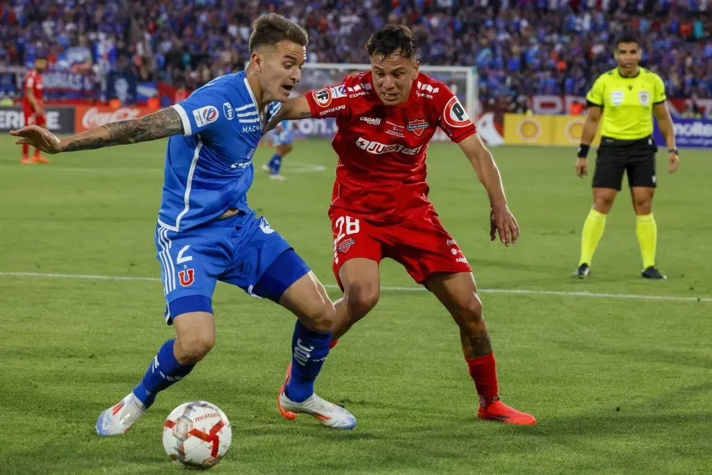 Manuel Rivera lucha el balón con Franco Calderón. (Andrés Piña/Photosport).
