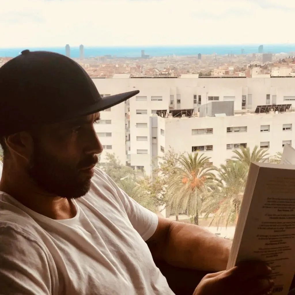 Bravo siempre ha sido estudioso y amante de la lectura.