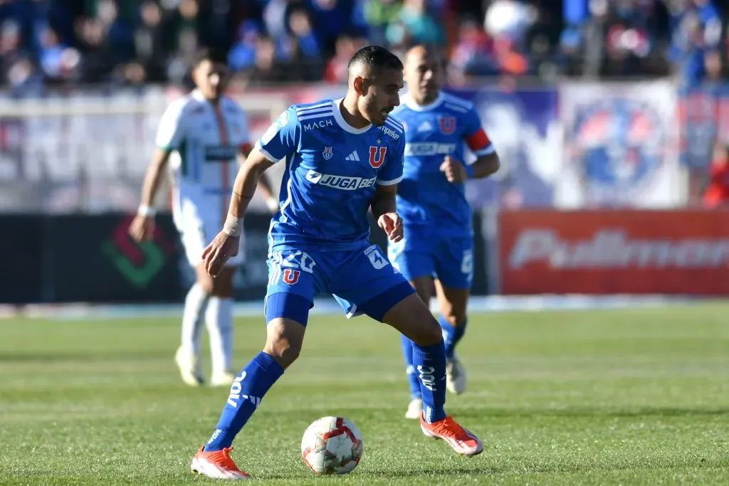 Federico Mateos en acción durante un partido ante Cobresal en El Salvador. (Alejandro Pizarro Ubilla/Photosport).