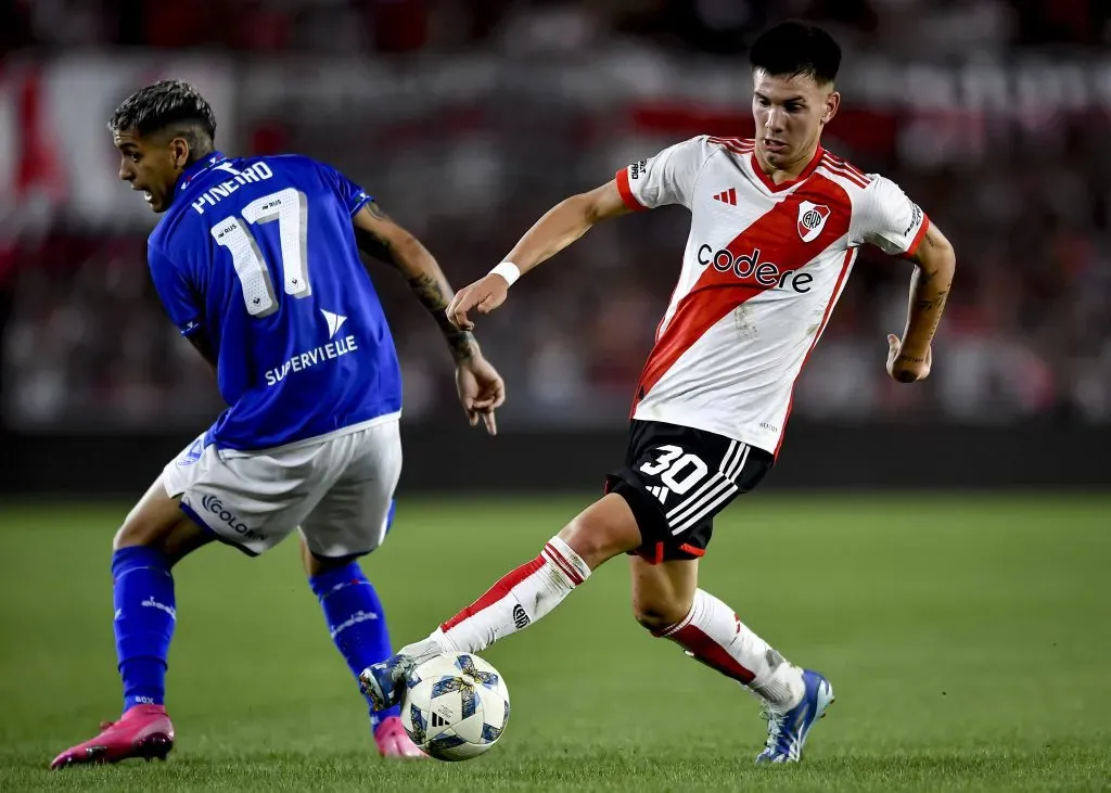 Rodrigo Piñeiro en acción ante Franco Mastantuono de River Plate. (Marcelo Endelli/Getty Images).