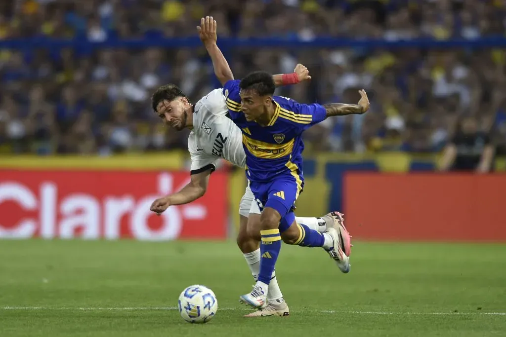 Felipe Loyola ante Milton Delgado de Boca Juniors. (Gustavo Garello/Getty Images).