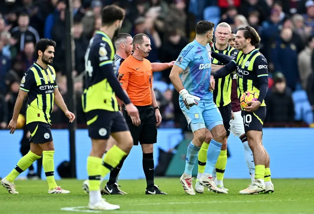 Dibu Martínez se dijo de todo con Grealish (Photo by Dan Mullan/Getty Images)
