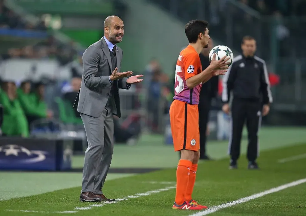 Guardiola dirigiendo a Navas el 2016 en el Manchester City – IMAGO