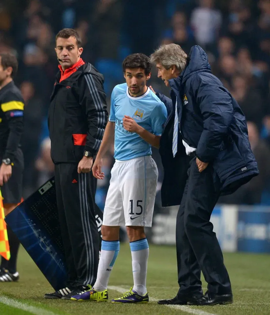 Manuel Pellegrini dirigiendo a Jesus Navas en Manchester City el 2013 – IMAGO