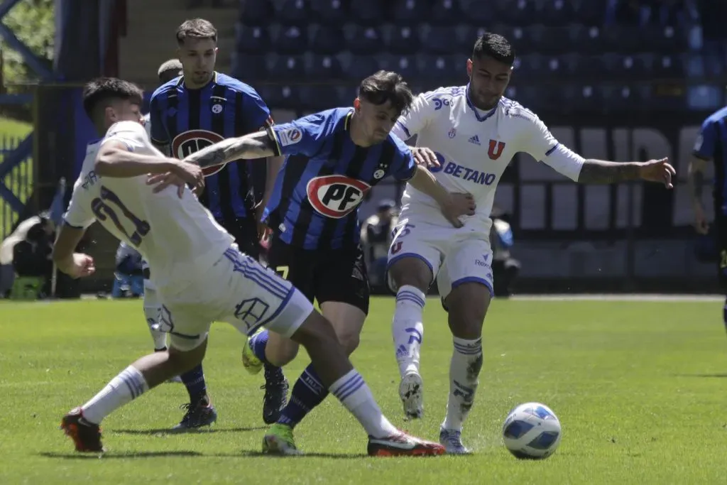 Walter Mazzantti sigue adelante entre dos jugadores de Universidad de Chile: Bastián Tapia y Emmanuel Ojeda. (Eduardo Fortes/Photosport).