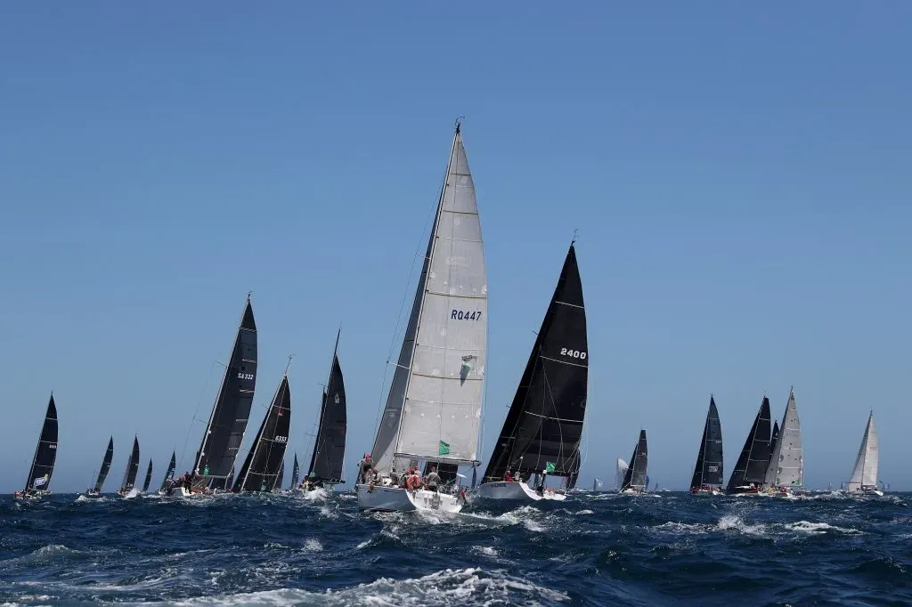 La flota se hace a la mar durante la salida de la Sydney to Hobart 2025 en el puerto de Sydney el 26 de diciembre de 2024 (Getty Images).