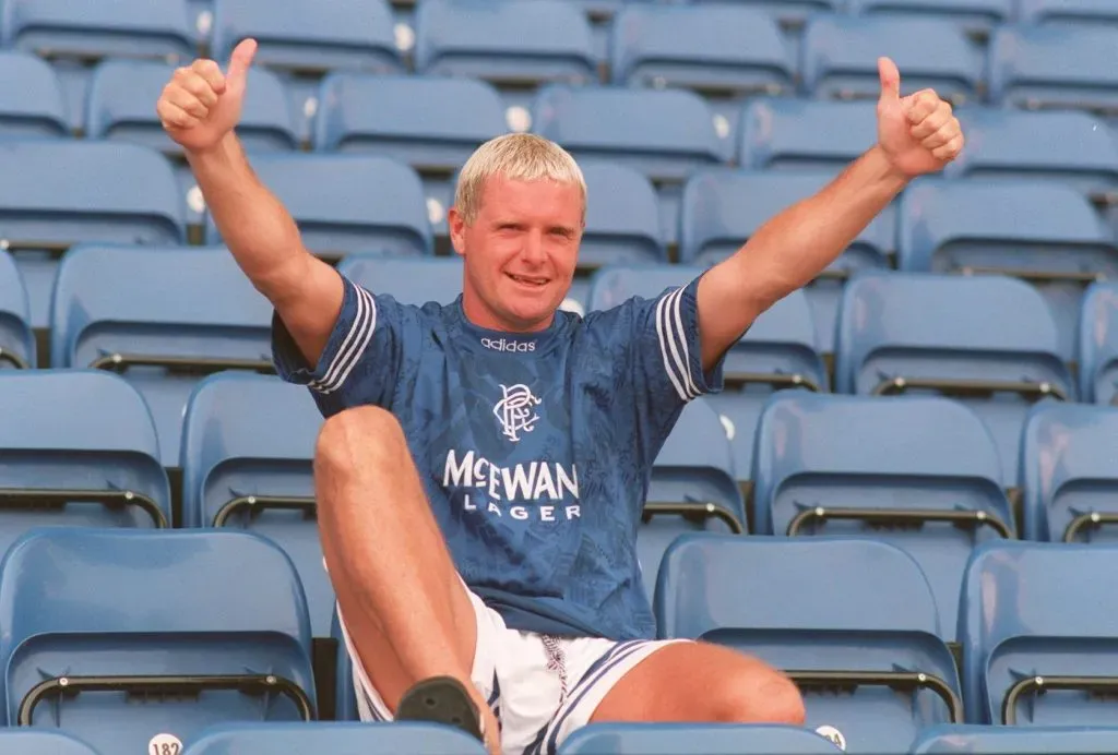 Paul Gascoigne posa con la camiseta de su nuevo club, el Glasgow Rangers en 1995 (Getty Images).