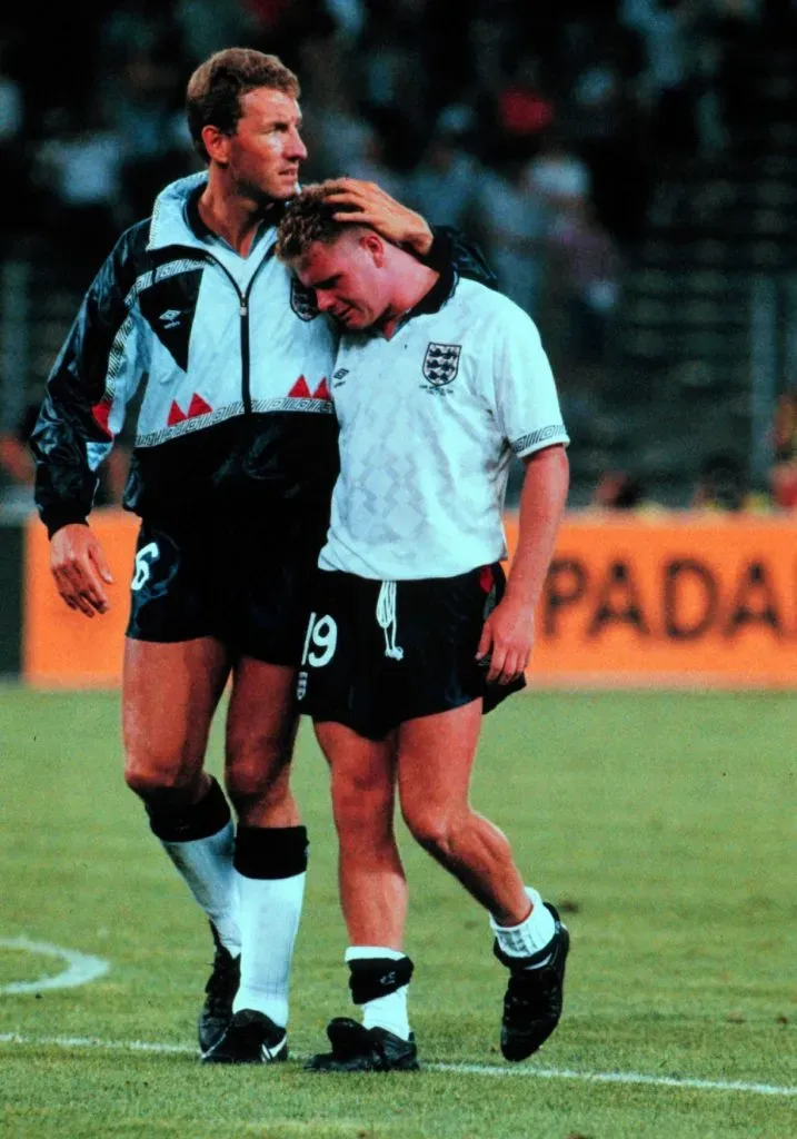 Paul Gascoigne es consolado por Terry Butcher tras la eliminación de Inglaterra por penales (5-4) en la Copa Mundial de 1990.