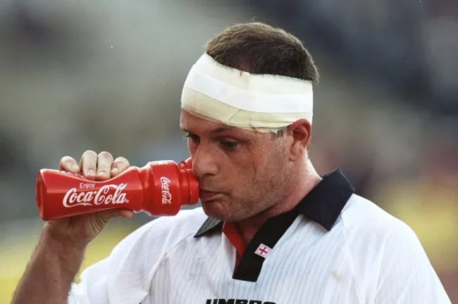 Paul Gascoigne se toma un respiro durante un partido entre Inglaterra y Bélgica en 1998 (Getty Images)