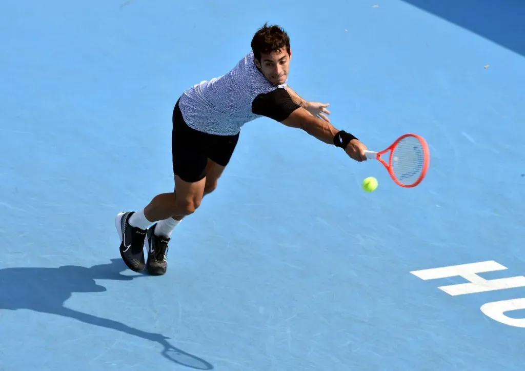 Cristian Garín contra Denis Yevseyev de Kazajstán durante el partido de la ronda clasificatoria 1 en el ATP250 Hong Kong (Imago).