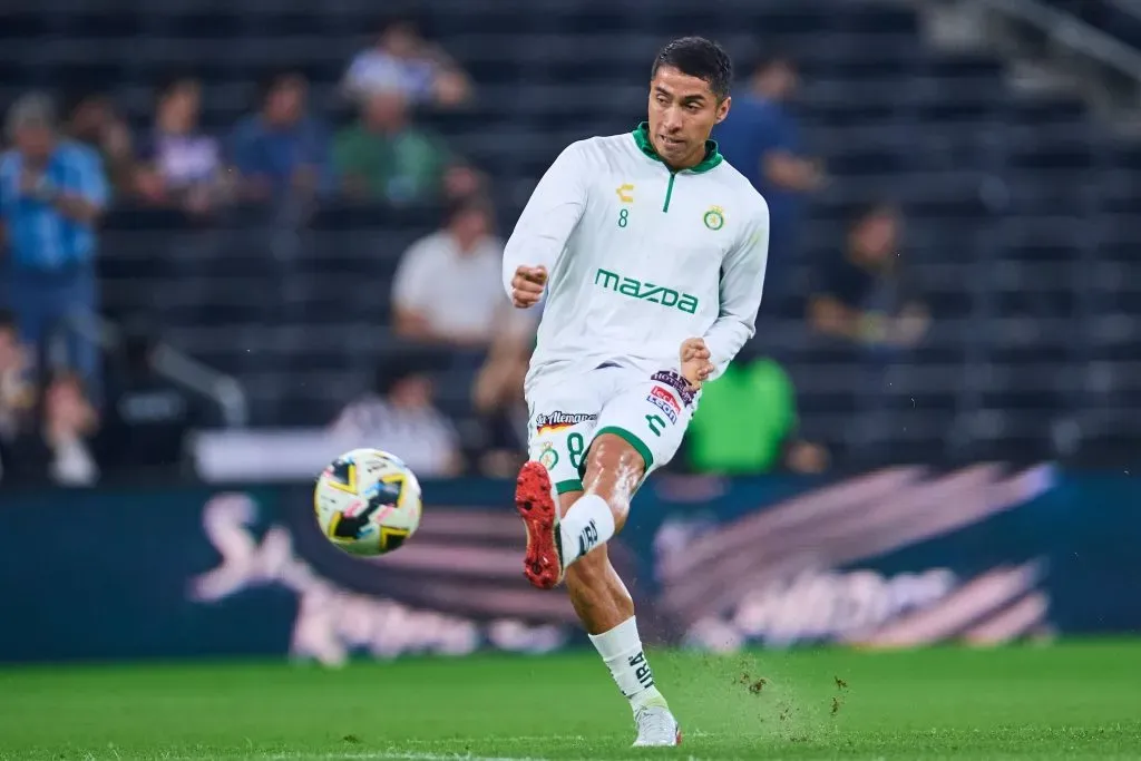 Cabral entre Colo Colo e Independiente. Imagen: Imago.