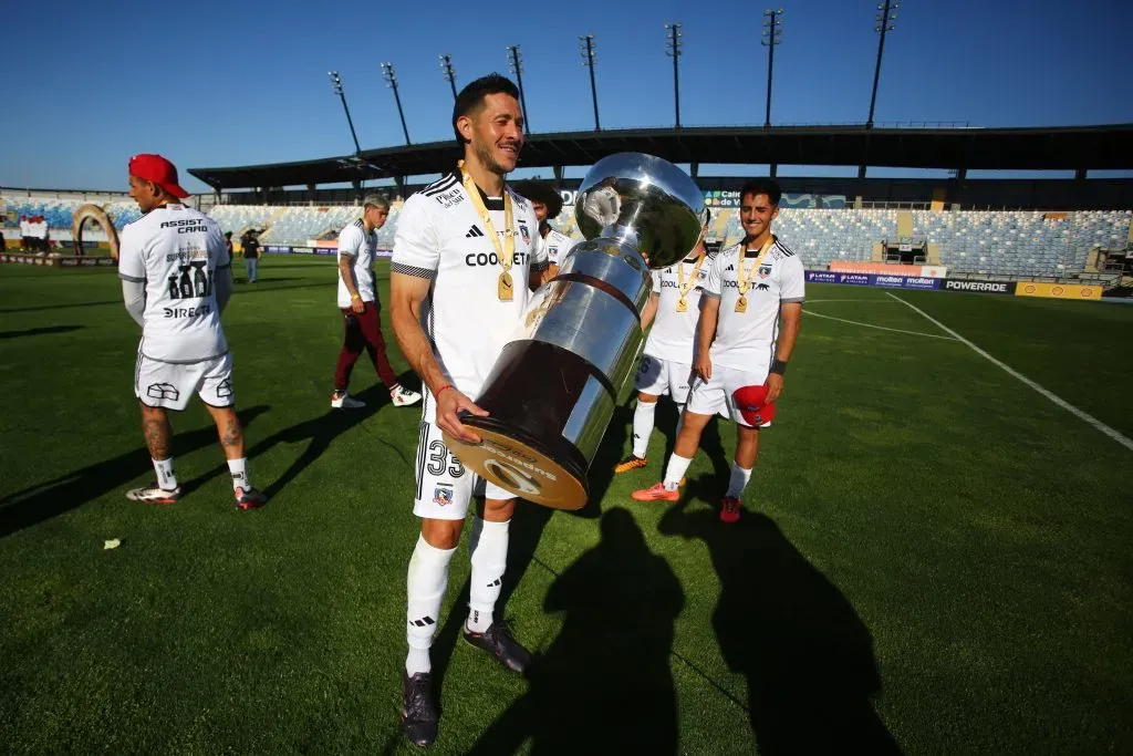 Ramiro González festeja la Supercopa que ganó con Colo Colo. (Jonnathan Oyarzun/Photosport).