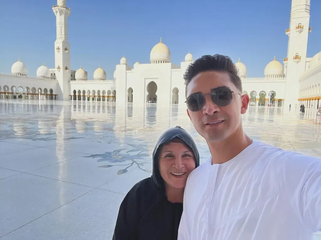 Fotografía de Felipe Gutiérrez junto a su madre, compartida a través de su Instagram @feligutierrezleiva