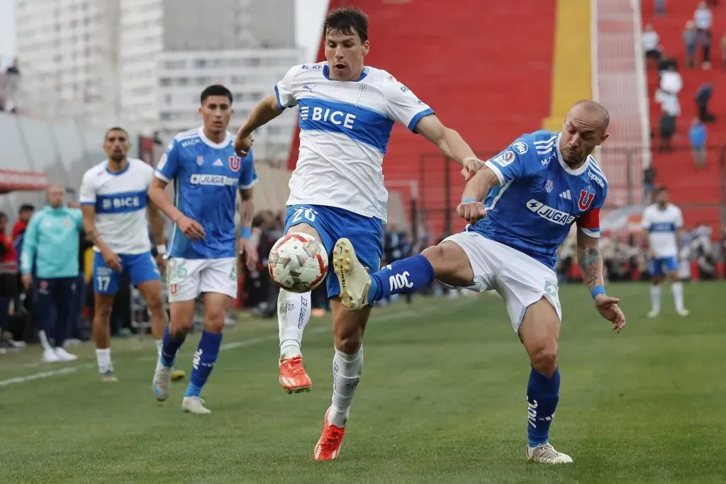 Gonzalo Tapia en acción ante Marcelo Díaz en un Clásico Universitario. (Felipe Zanca/Photosport).