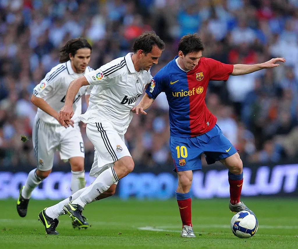 Lionel Messi jugando en el Barcelona contra el Real Madrid, en el Santiago Bernabeu año 2009 (Getty Images)