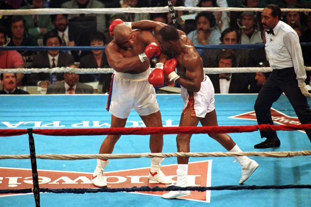 Evander Holyfield lanza un golpe de derecha durante un combate contra George Foreman en 1991 (Getty Images).
