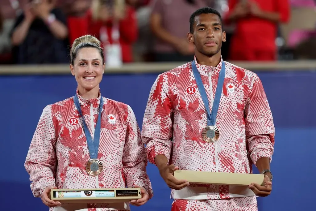 Los medallistas de bronce Gabriela Dabrowski y Felix Auger-Aliassime durante la ceremonia de entrega de medallas de los Juegos Olímpicos de París 2024 (Getty Images).