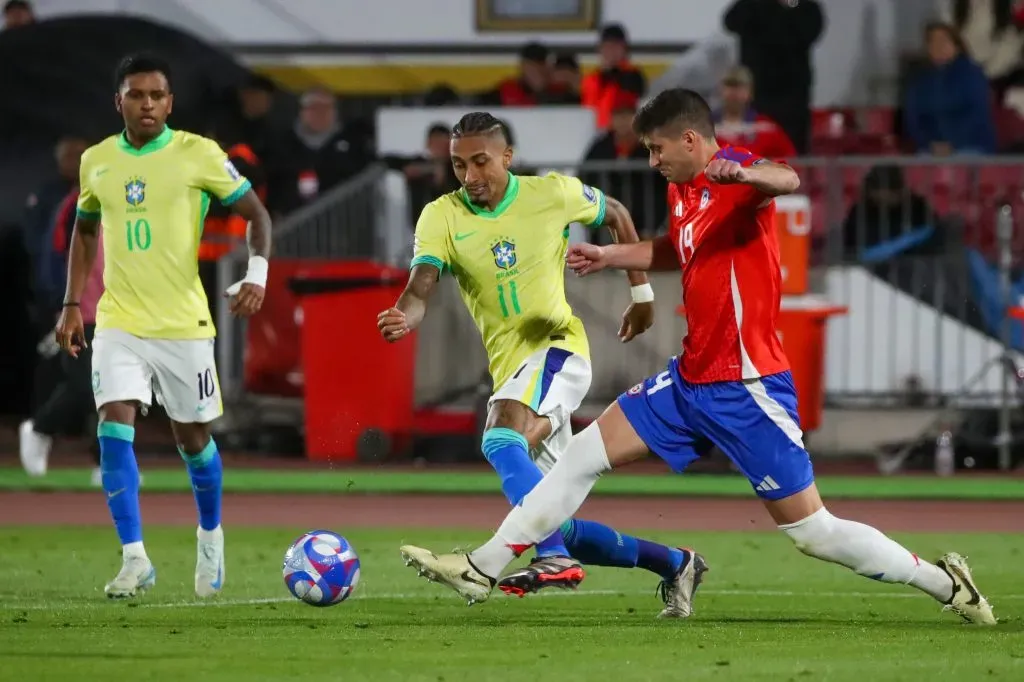 Benjamín Kuscevic en acción ante Brasil por la Roja. (Jonnathan Oyarzun/Photosport).