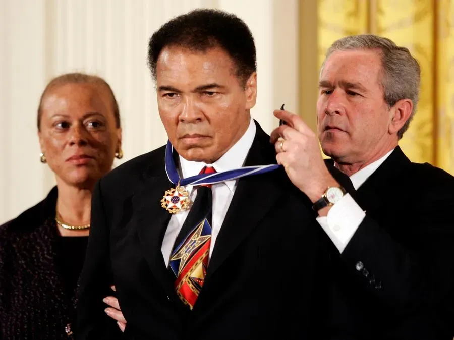 El Presidente George W. Bush entrega la Medalla Presidencial de la Libertad a Muhammad Ali (Getty Images).