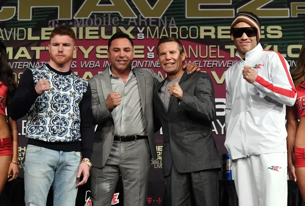 Canelo Alvarez (izquierda) y Julio Cesar Chavez Sr (Centro derecha) durante la promoción de la pelea entre ‘Canelo’ y su hijo Julio Cesar Chavez Jr (derecha). Además en la foto sale Oscar De La Hoya (centro izquierda), promotor del encuentro en 2017.  (Foto: Ethan Miller/Getty Images)