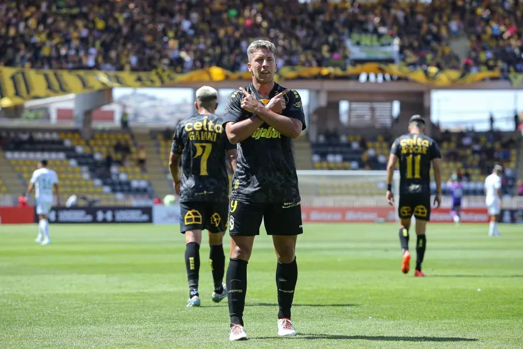 Así festejó Johansen su conquista ante los azules. (FOTO: JORGE DIAZ/AGENCIA VS).