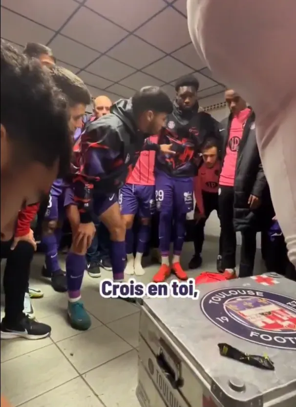 Gabriel Suazo se dirige a Canvot en el vestuario. (Captura Toulouse).