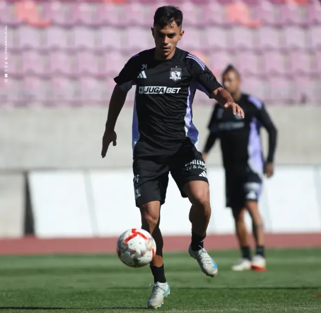 Vicente Pizarro conduce el balón ante la mirada de Arturo Vidal. (Foto: Colo Colo).