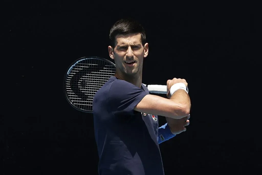 Novak Djokovic entrenando antes del Abierto de Australia 2022 (Getty Images).