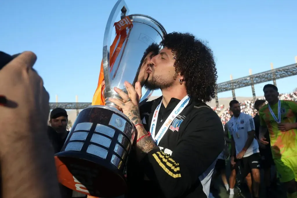 Maxi Falcón celebrando el título 34 de Colo Colo. Foto: Photosport