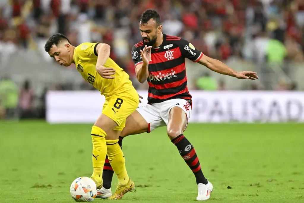 Leo Fernández en acción por Peñarol ante Flamengo en la Copa Libertadores. (Imago).