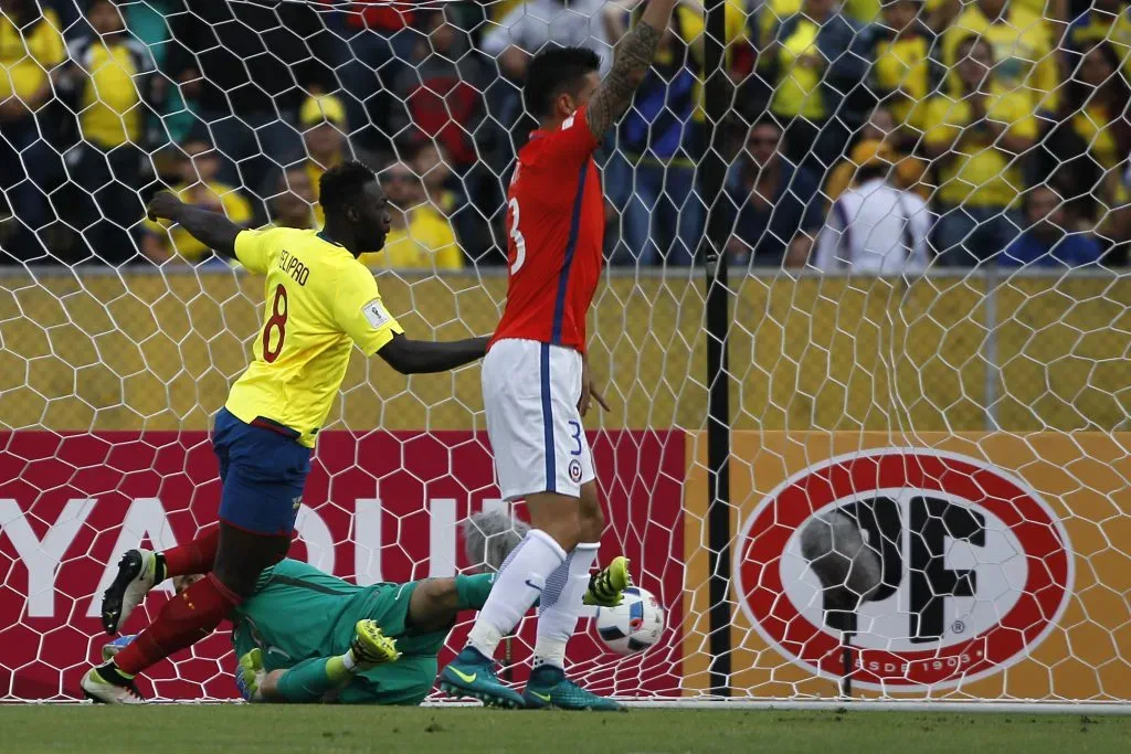 Felipe Caicedo también le anotó a Chile en el estadio Atahualpa de Quito. (Marcelo Hernández/Photosport).