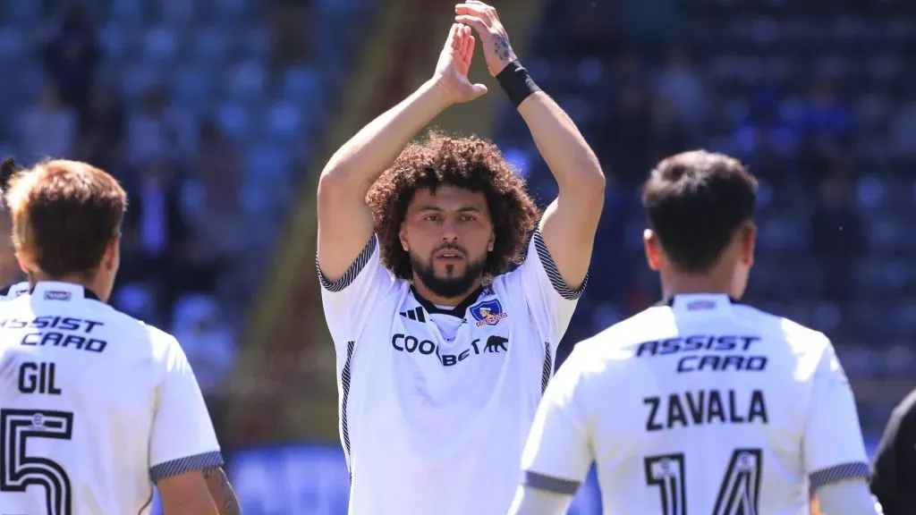 Maxi Falcón mira la puerta de salida de Colo Colo.