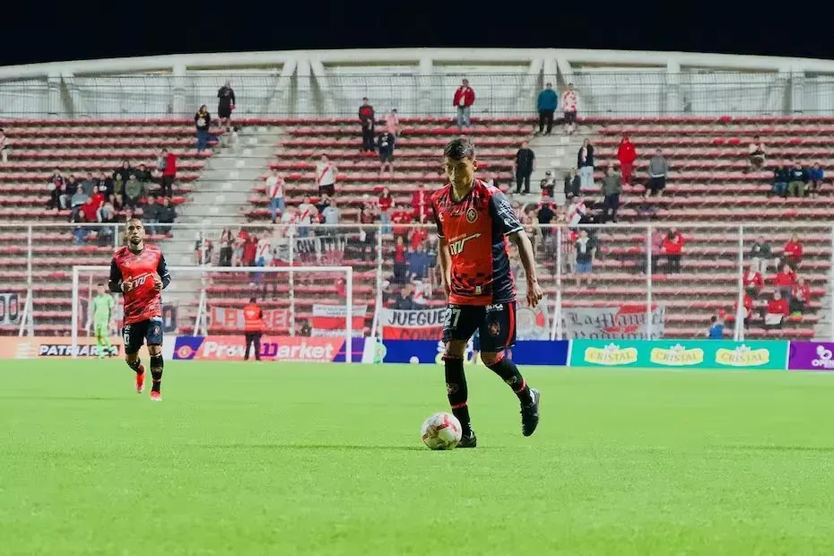 Abuhadba sumó sus primeros minutos como profesional en Deportes Limache. ¿Podrá ganarse un lugar en Universidad de Chile? | Foto: Archivo.